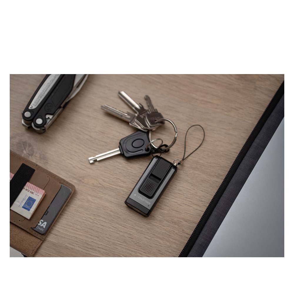 LEDLENSER K6R Safety - Schlüsselbundleuchte mit Schrillalarm - Größenvergleich - grey
