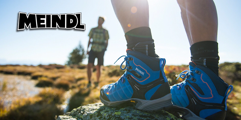 Mann und Frau fahren mit dem Fahrrad bei Sonnenuntergang