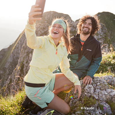 Pärchen auf der Bergspitze machen ein Selfie
