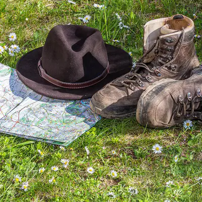 Outdoorschuhe und Karte auf Wiese